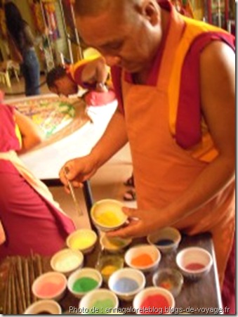 moine préparant couleur pour la création d'un mandala - www.wonderful-art.fr