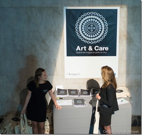 Concours Art&Care, sous la co-présidence d’Olivier Picasso et du Dr Georges Rodesch. Le Prix Philips-Arstper, a été décerné  par les dirigeants de Philips & Artsper à Hélène Goddyn pour son Mandala Humain "Mystique", le 2 avril 2015 au Palais de Tokyo, Paris. 
